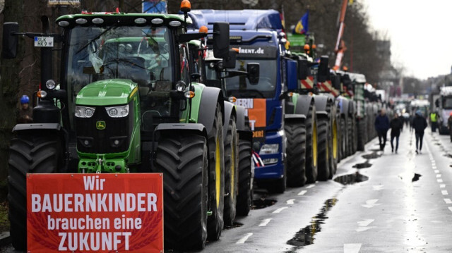 Des tracteurs et des camions alignés dans la rue lors d'une manifestation d'agriculteurs et de chauffeurs routiers, à Berlin, en Allemagne, le 15 janvier 2024.