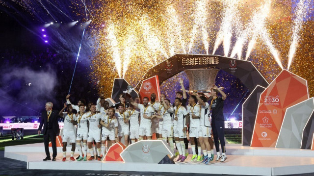 L'entraîneur italien du Real Madrid, Carlo Ancelotti, et ses joueurs célèbrent avec le trophée après avoir remporté la finale de la Supercoupe d'Espagne de football contre le FC Barcelone au stade Al-Awwal Park à Riyadh, le 14 janvier 2024. 