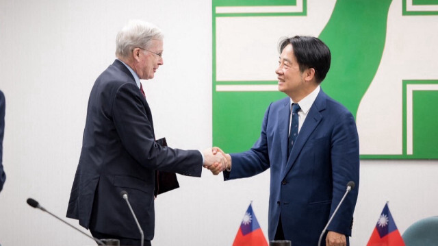 Le président élu de Taïwan Lai Ching-te (à droite) serrant la main de l'ancien conseiller à la sécurité nationale des États-Unis Stephen Hadley lors d'une réunion avec une délégation américaine non officielle à Taipei, le 15 janvier 2024.