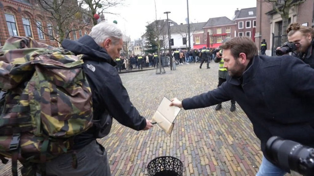 Des dilitants du groupe identitaire islamophobe PEGIDA incendiant le Coran, livre sacré des musulmans, à Arnhem, Pays-Bas, le 14 janvier 2024.