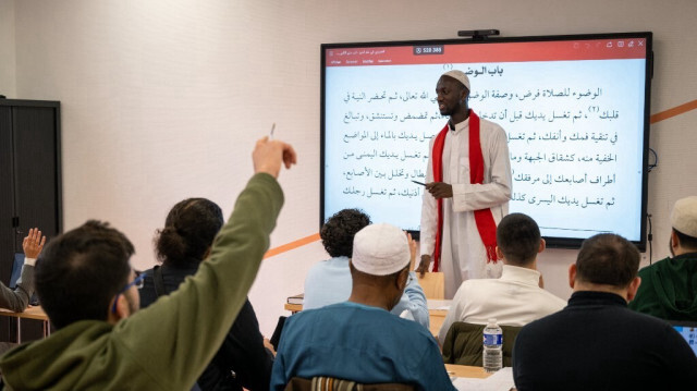 L'imam de la Grande Mosquée de Strasbourg, Kalilou Sylla, lors d'un cours de formation, à Strasbourg, dans l'est de la France, le 11 novembre 2023.