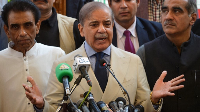 Shehbaz Sharif (C), chef du parti Pakistan Muslim League Nawaz (PMLN) et ancien Premier ministre du pays s'adresse aux médias après une réunion avec les chefs du parti Muttahida Qaumi Movement-Pakistan (MQM-P) avant les prochaines élections générales de 2024 au siège de ce dernier à Karachi, le 29 décembre 2023.