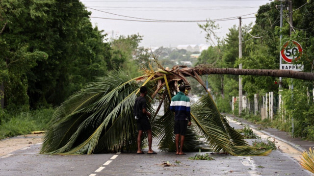 Après le passage du cyclone Belal à Saint-Paul, sur l'île française de La Réunion dans l'océan Indien, plusieurs routes ont été bloquées. Des centaines de milliers d'habitants de La Réunion se sont retranchés chez eux le 15 janvier, alors qu'une tempête dévastatrice, qui a déjà fait un mort, s'est abattue sur la côte nord de l'île.