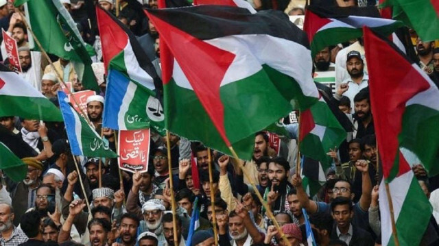 الآلاف في باكستان يتضامنون مع فلسطين