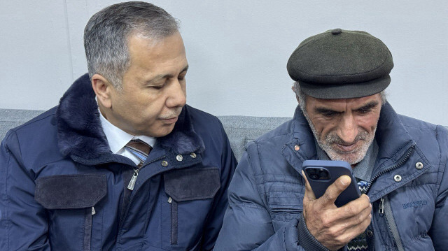 Cumhurbaşkanı Recep Tayyip Erdoğan, ziyaret sırasında Yerlikaya'nın telefonuyla, baba Ali Özdemir (sağda) ile görüştü.