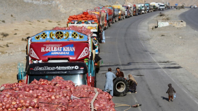 Des camions de transport de marchandises stationnés le long d'une rue attendent d'entrer au Pakistan, près du passage frontalier de Torkham entre l'Afghanistan et le Pakistan, dans la province de Nangarhar, le 15 janvier 2024.