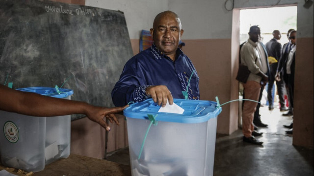 Le président en exercice des Comores et candidat à la présidence pour le parti Convention pour le Renouveau des Comores (CRC), Azali Assoumani, a voté à la station de vote de l'école publique de Mitsudje à Moroni le 14 janvier 2024. 
