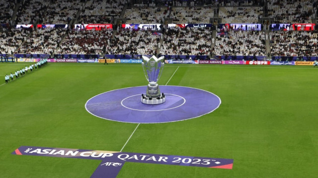 Un grand ballon gonflable représentant le trophée de la Coupe d'Asie est exposé sur le terrain avant le début du match de football du Groupe A de la Coupe d'Asie AFC Qatar 2023 entre le Qatar et le Liban, au stade de Lusail, au nord de Doha, le 12 janvier 2024.