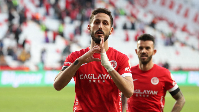 Le joueur de football israélien d'Antalyaspor, Sagiv Jehezkel, au moment d'effectuer son geste polémique qui a chqoué l'opinion publique turque.