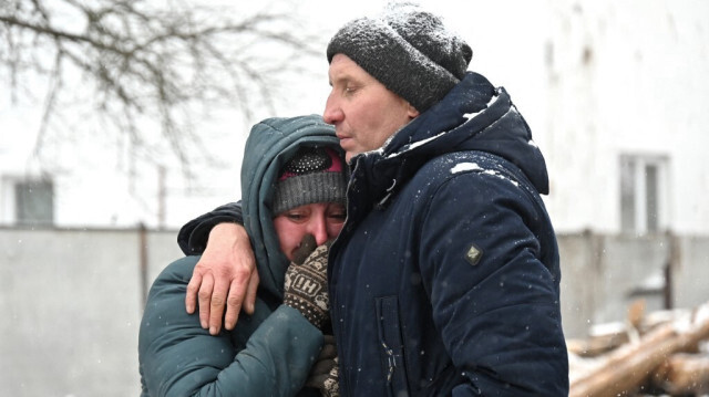 Des habitants près du site touché par les frappes russes à Zmiiv, dans la région de Kharkiv, en Ukraine, le 8 janvier 2024.