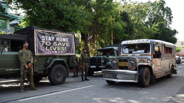 Un jeepney de passagers passe le long d'une rue de Navotas dans la banlieue de Manille, le 16 juillet 2020.