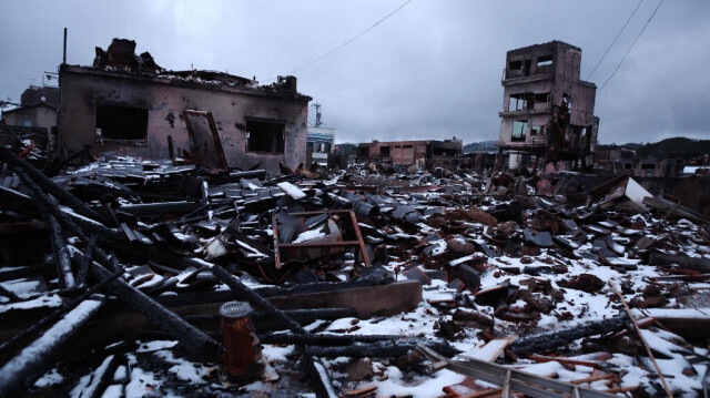 La neige couvre les ruines brûlées du marché du matin de Wajima dans la ville de Wajima, préfecture d'Ishikawa, le 7 janvier 2024, après qu'un tremblement de terre majeur de magnitude 7,5 a frappé la région de Noto dans la préfecture d'Ishikawa le jour de l'An. 
