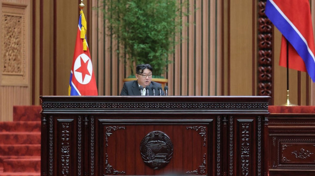 Le dirigeant nord-coréen Kim Jong Un s'exprimant à la 10e session de la 14e Assemblée populaire suprême (Assemblée nationale) à la salle de l'Assemblée Mansudae à Pyongyang, le 16 janvier 2024.