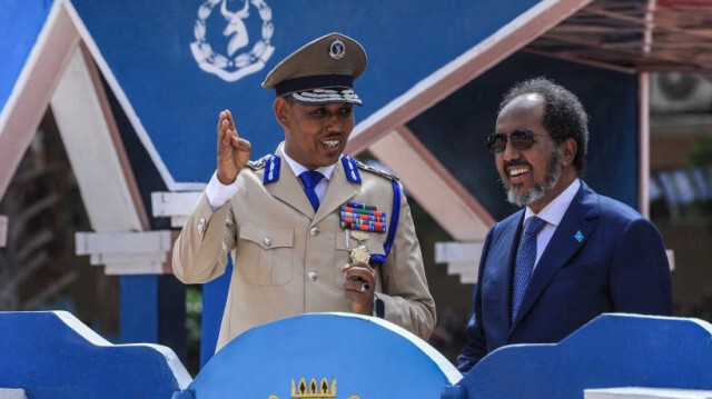 Le président de la Somalie, Hassan Sheikh Mohamud (à droite), et le chef de la Force de police somalienne, Sulub Ahmed Firin (à gauche), à Mogadiscio, le 20 décembre 2023. 