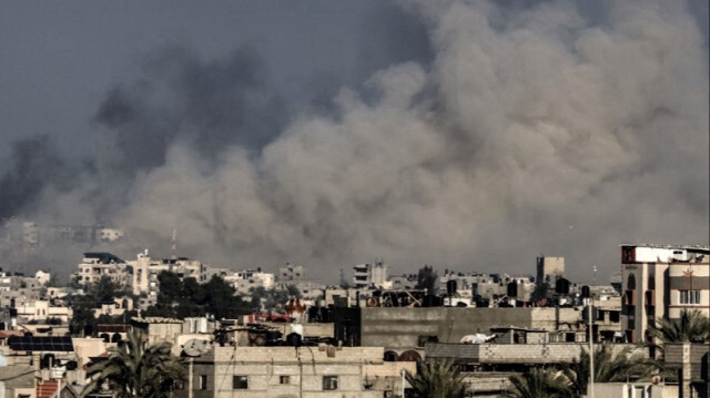 De la fumée s'élève au-dessus de la Bande de Gaza, lors d'un bombardement israélien, le 15 janvier 2024.
