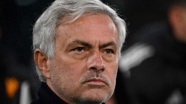 Le coach portugais de l'AS Roma, Jose Mourinho, pendant l'échauffement avant le match de football de la Serie A italienne entre la Juventus et l'AS Roma, au stade Allianz à Turin, le 30 décembre 2023. 