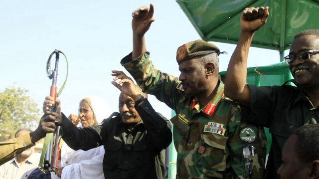 Des responsables de l'armée soudanaise saluent la foule lors d'une réunion avec les partisans du gouverneur de la ville et les membres de la résistance populaire armée soudanaise, qui soutient l'armée, à Gedaref, au Soudan, le 16 janvier 2024.