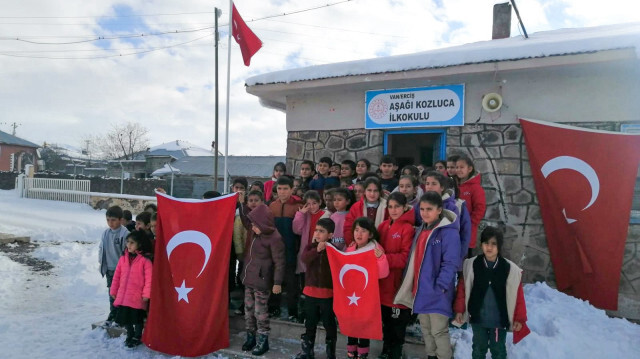 Van'daki bir okulda şehitler için saygı duruşunda bulunan öğrenciler.