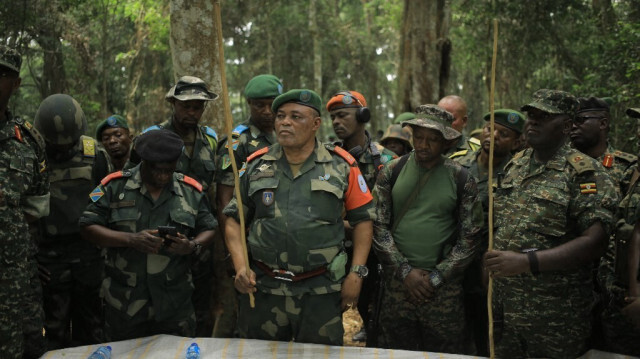 Le major-général Camille Bombele (au centre), coordinateur des opérations militaires conjointes des Forces Armées de la République Démocratique du Congo (FARDC), près de Semuliki, le 17 décembre 2021.
