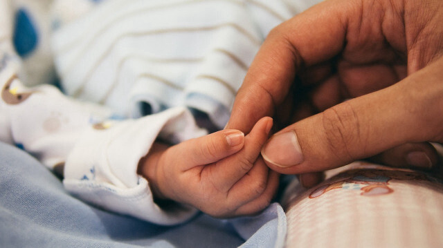 Le recul des naissances s'explique principalement par la "forte baisse" de la fécondité, dont le taux s'est établi l'an dernier à 1,68 enfant par femme, contre 1,79 en 2022.
