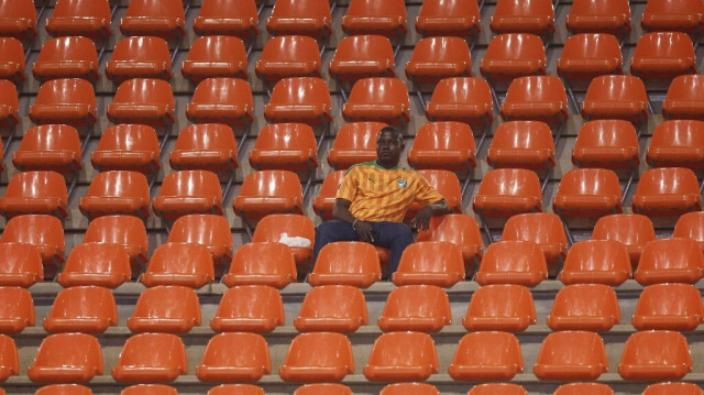 Un homme assis seul dans les gradins, lors du match de football du groupe D de la Coupe d'Afrique des Nations (CAN) 2024 opposant l'Algérie à l'Angola, au Stade de la Paix, à Bouaké, le 15 janvier 2024.