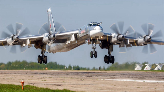 L'avion bombardier russe Tu-95MS.