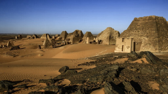 Une photo prise le 4 avril 2019 montre une vue partielle des pyramides de Méroé, qui abritent les chambres funéraires des rois et reines kouchites, près des rives du Nil, dans la région de Nubie, dans le nord-est du Soudan. 