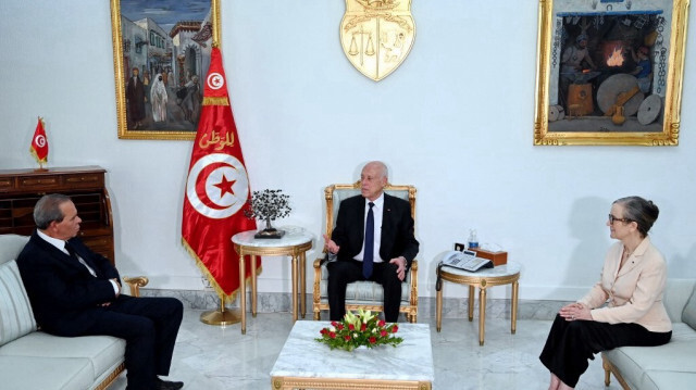 Une photo fournie par le service de presse de la présidence tunisienne montre le président Kais Saied (C) assistant à une réunion entre le premier ministre sortant Najla Bouden (R) et le premier ministre entrant Ahmed Hachani lors d'une cérémonie de passation de pouvoirs au palais de la Kasbah à Tunis, le 2 août 2023. 