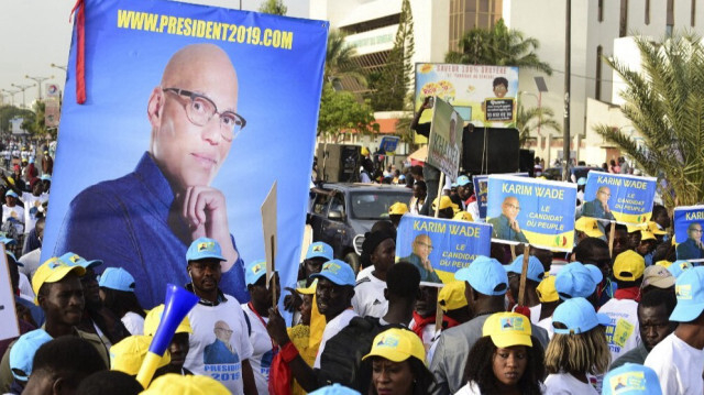 Karim Wade, opposant sénégalais, en photo sur une banderole tenue par ses militants pour demander une élection présidentielle transparente, le 29 novembre 2018.