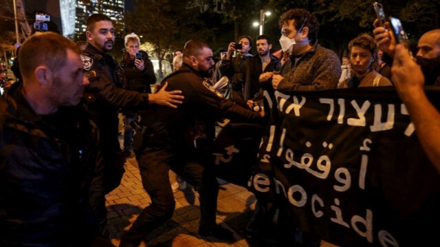 La police disperse un rassemblement de manifestants israéliens anti-guerre et anti-gouvernementaux à Tel Aviv, le 16 janvier 2024.