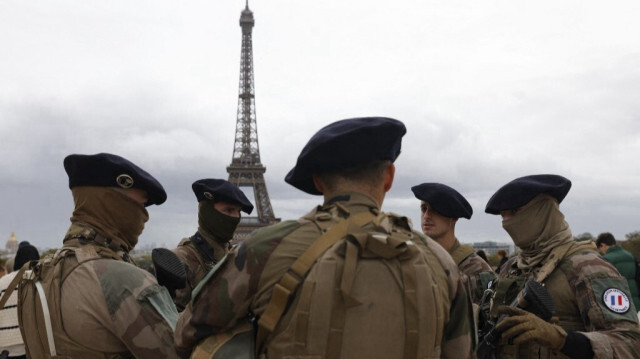 Des militaires français participant à l'opération militaire en cours "Sentinelle" montent la garde sur la Place du Trocadéro à Paris, le 21 octobre 2023.