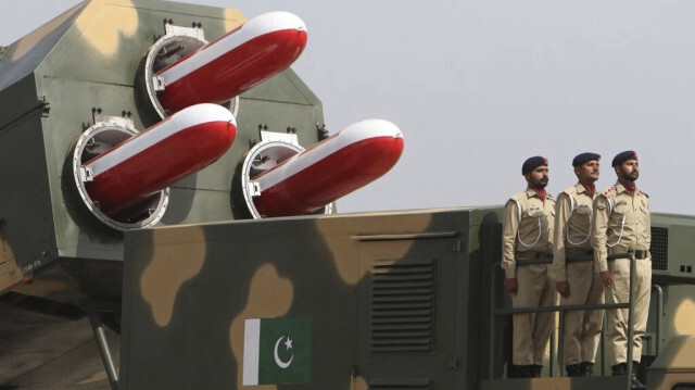 Des soldats de l'armée pakistanaise se tiennent au sommet d'un véhicule militaire transportant des missiles Babur lors du défilé de la fête du Pakistan à Islamabad, le 23 mars 2022.