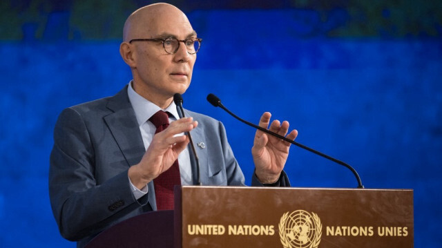 Le Haut Commissaire des Nations Unies aux droits de l'homme, Volker Turk, s'adresse à l'assemblée lors d'un événement marquant le 75e anniversaire de la Déclaration universelle des droits de l'homme, à l'Office des Nations Unies, à Genève, le 11 décembre 2023. 