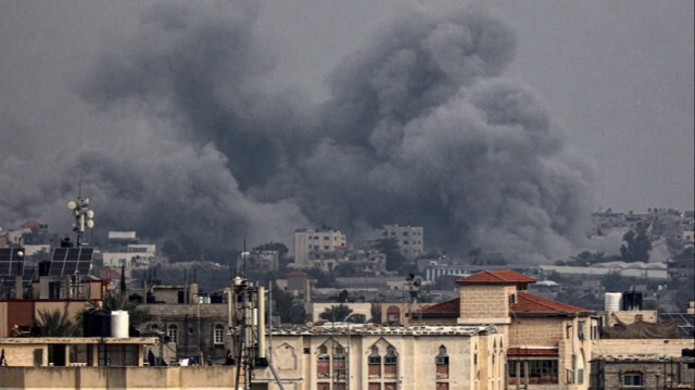 De la fumée s'éleve au-dessus de Khan Younes dans le sud de la bande de Gaza lors d'un bombardement israélien, le 17 janvier 2024.