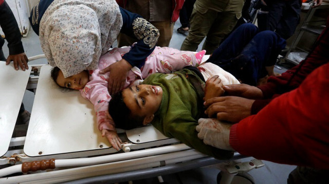 Des Palestiniens blessés, dont des enfants, sont amenés à l'hôpital pour y être soignés dans la bande de Gaza, le 16 janvier 2024.