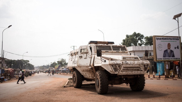 Une patrouille de la Mission intégrée multidimensionnelle des Nations unies pour la stabilisation en République centrafricaine (MINUSCA) sécurise un rond-point, le lendemain de l'élection du président sortant, Faustin Archange Touadéra, à Bangui le 5 janvier 2021. 