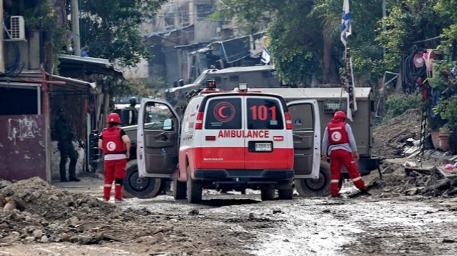 Des médecins palestiniens se tiennent devant une ambulance du Croissant-Rouge lors d'une opération militaire de l'armée israélienne dans le camp de réfugiés palestiniens de Tulkarem, en Palestine occupée, le 17 janvier 2024.