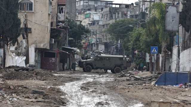 Des membres des forces de sécurité israéliennes pénètrent dans le camp de réfugiés de Tulkarem lors d'un raid, le 17 janvier 2024.