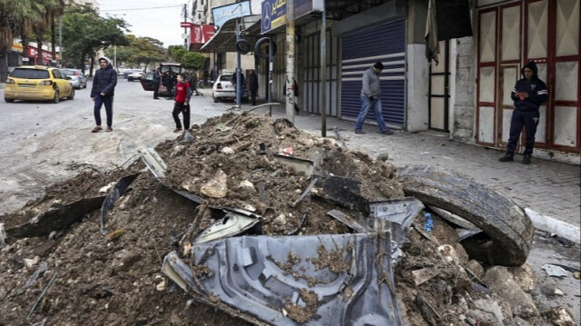 Une voiture ciblée et détruite par une frappe aérienne israélienne au cours de laquelle trois Palestiniens ont été tués en Palestine occupée, le 17 janvier 2024.