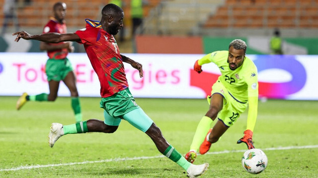 Le milieu de terrain namibien, Deon Hotto (à gauche), lutte pour le ballon avec le gardien tunisien, Bechir Ben Said, lors du match de football du groupe E de la Coupe d'Afrique des Nations (CAN) 2024 entre la Tunisie et la Namibie au stade Amadou Gon Coulibaly à Korhogo, le 16 janvier 2024. 