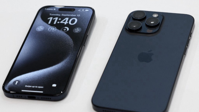 Les derniers smartphones d'Apple l'iPhone 15 Pro et iPhone 15 Pro Max qui ont été exposés lors d'un événement Apple le 12 septembre 2023 à Cupertino, en Californie.