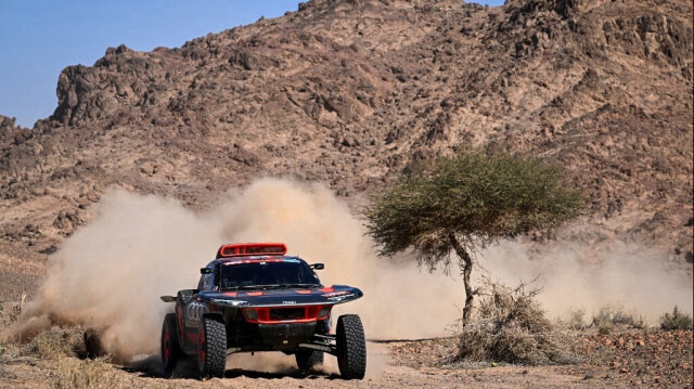 Le pilote espagnol Carlos Sainz de l'équipe Audi Sport et son copilote espagnol Lucas Cruz participent à la dixième étape entre Al-Ula et Al-Ula, en Arabie saoudite, le 17 janvier 2024, dans le cadre du rallye Dakar 2024. 