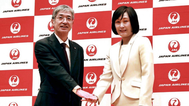 Le président actuel Yuji Akasaka et la directrice générale de Japan Airlines, Mitsuko Tottori, qui deviendra la présidente du transporteur à partir du mois d'avril, à Tokyo, le 17 janvier 2024.