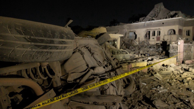 Vue d'ensemble des véhicules et des bâtiments endommagés sur les lieux d'une explosion dans le quartier de Bodija à Ibadan, au Nigéria, le 16 janvier 2024.