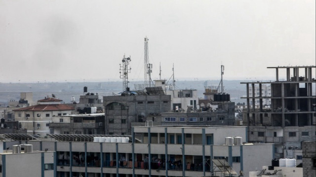 Des antennes de communication sur les toits des bâtiments à Gaza, le 28 octobre 2023.