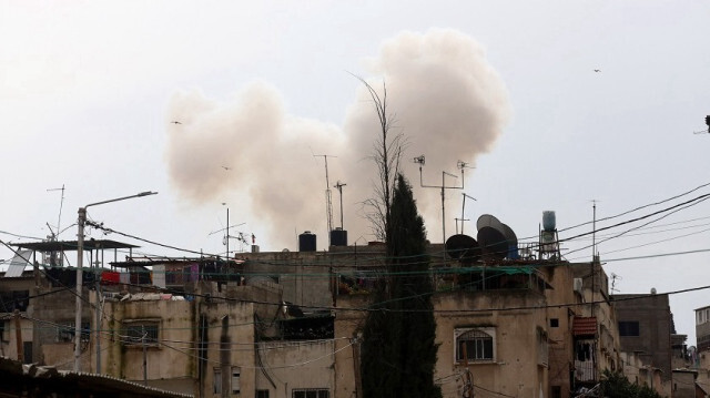 De la fumée s'élève lors d'un raid des forces israéliennes sur le camp de réfugiés de Tulkarm en Palestine, le 17 janvier 2024.