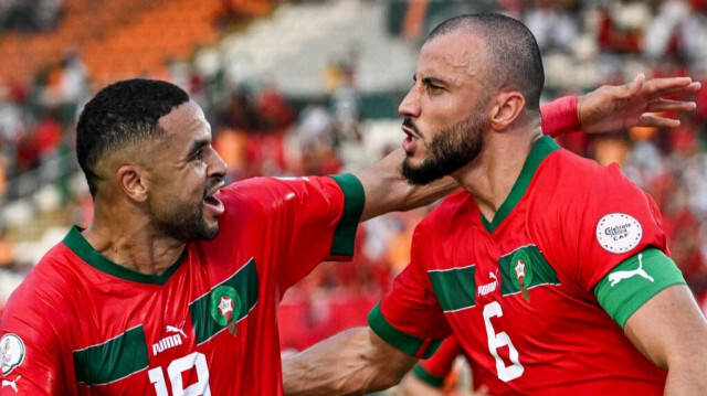Le défenseur marocain Romain Saiss (à droite) célèbre avec l'attaquant marocain Youssef En-Nesyri (à gauche) le premier but de son équipe, lors du match de football du groupe F de la Coupe d'Afrique des Nations (CAN) 2024, entre le Maroc et la Tanzanie, au Stade Laurent Pokou, à San Pedro, le 17 janvier 2024.  