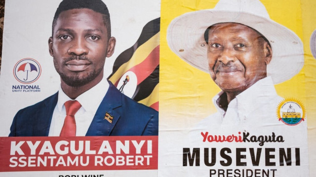 Les affiches des deux candidats les plus populaires à l'élection présidentielle en Ouganda, le président sortant Yoweri Museveni et Robert Kyagulanyi, alias Bobi Wine, la star devenue chef de l'opposition, à Kampala, le 4 janvier 2021.