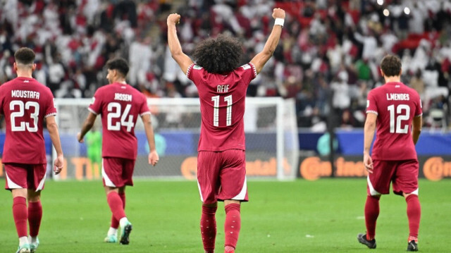 Le n°11 qatari, Akram Afif, célèbre son but  lors du match de football du Groupe A de la Coupe d'Asie de l'AFC 2023 entre le Tadjikistan et le Qatar au stade Al-Bayt à Al Khor, le 17 janvier 2024. 