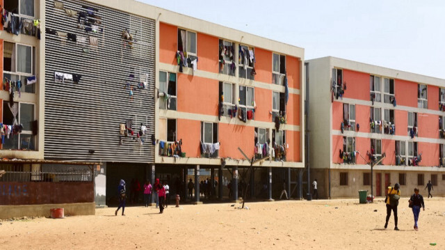 Des étudiants marchent devant le campus de l'université Cheikh Anta Diop à Dakar, le 11 février 2019. 